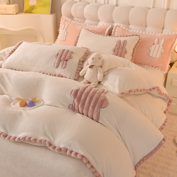 91家纺网 家纺一手货源 找家纺 艾米家居 2023新款秋冬牛奶绒刺绣花边四件套-幸运兔 白色