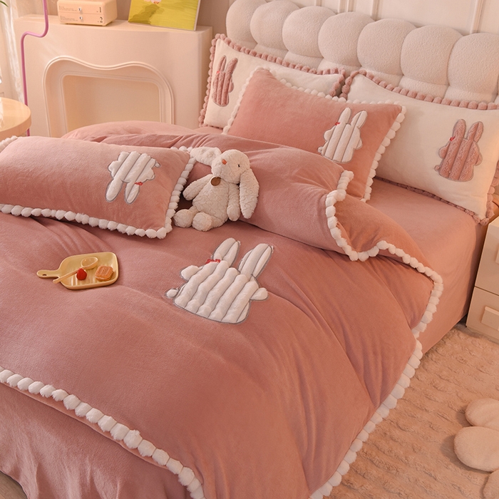 91家纺网 家纺一手货源 找家纺 艾米家居 2023新款秋冬牛奶绒刺绣花边四件套-幸运兔 豆沙