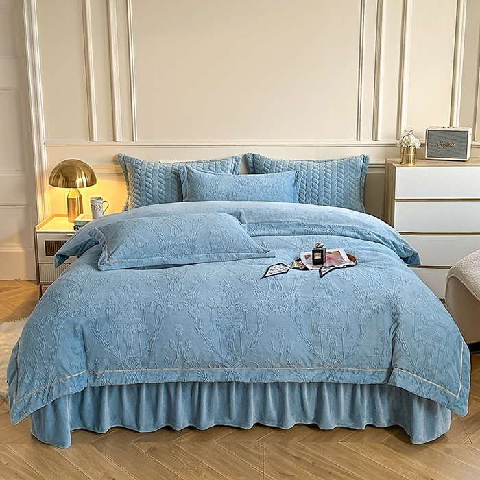 91家纺网 家纺一手货源 找家纺 金艾草 2023新款牛奶绒立体雕花夹棉床盖四件套 雕花绒-蓝灰