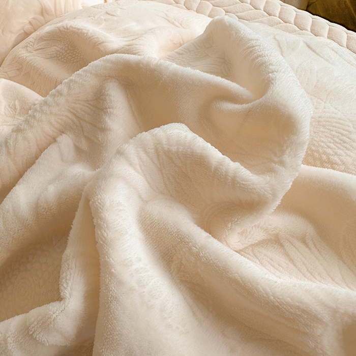 91家纺网 家纺一手货源 找家纺 金艾草 2023新款牛奶绒立体雕花夹棉床盖四件套 雕花绒-米黄色