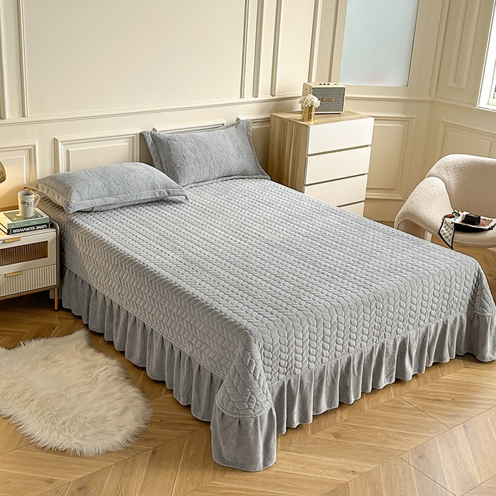 91家纺网 家纺一手货源 找家纺 金艾草 2023新款牛奶绒立体雕花夹棉床盖四件套 雕花绒-深灰