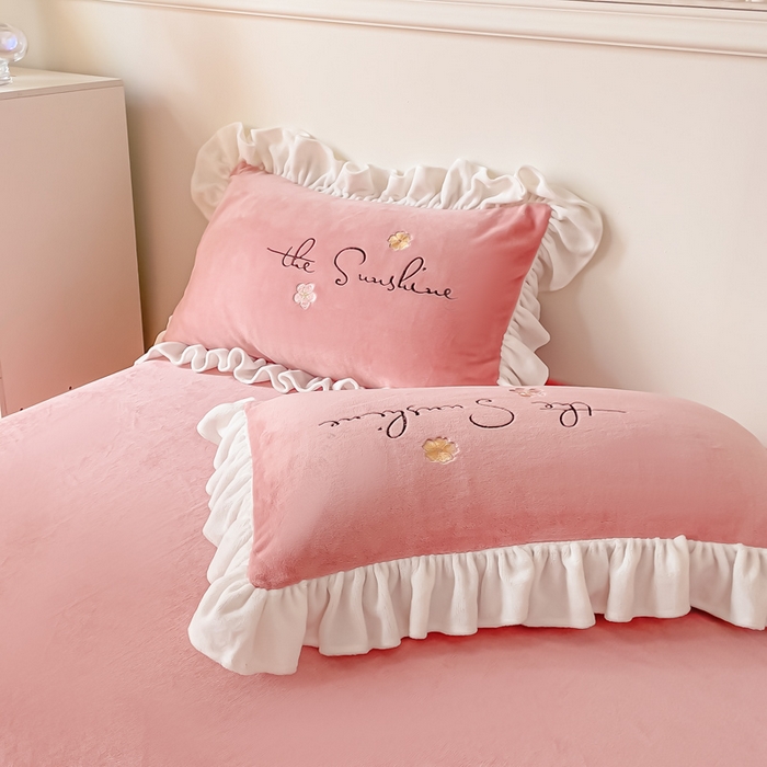 91家纺网 家纺一手货源 找家纺 凯美家居 2023新款牛奶绒刺绣四件套 浪漫花语 豆沙