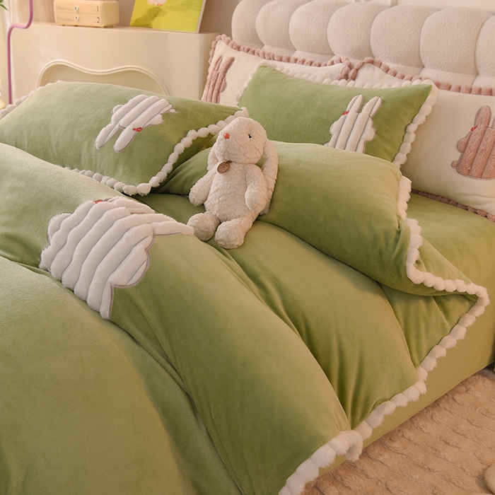 91家纺网 家纺一手货源 找家纺 艾米家居 2023新款秋冬牛奶绒刺绣花边四件套-幸运兔 果绿