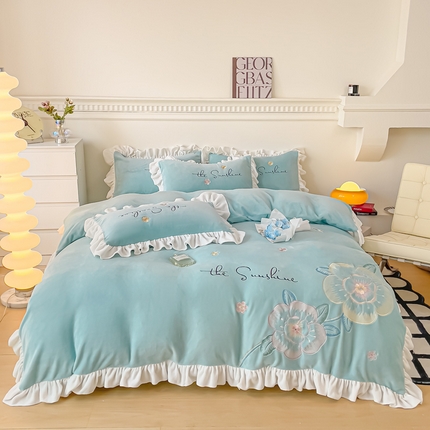 91家纺网 家纺一手货源 找家纺 凯美家居 2023新款牛奶绒刺绣四件套 浪漫花语 浅蓝