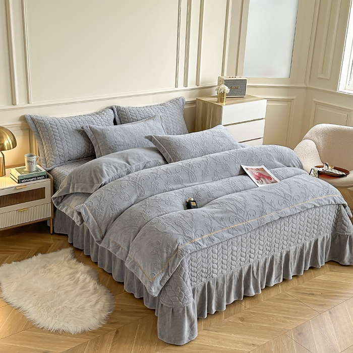 91家纺网 家纺一手货源 找家纺 金艾草 2023新款牛奶绒立体雕花夹棉床盖四件套 雕花绒-深灰