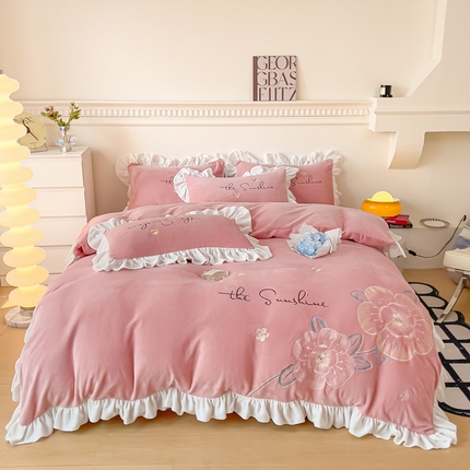 91家纺网 家纺一手货源 找家纺 凯美家居 2023新款牛奶绒刺绣四件套 浪漫花语 豆沙