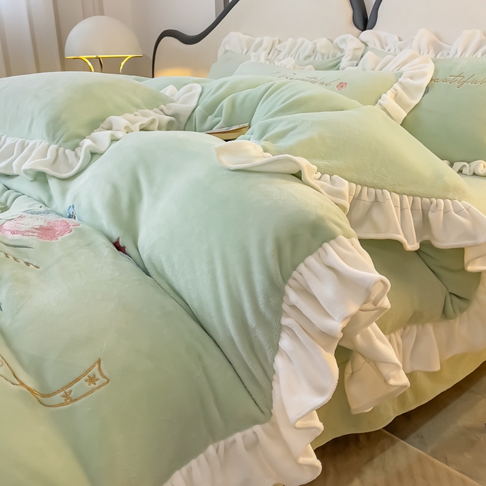 91家纺网 家纺一手货源 找家纺 凯美家居 2023新款牛奶绒刺绣四件套 温婉 嫩绿