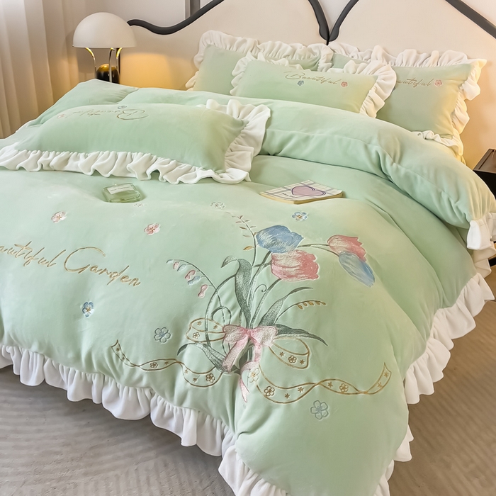 91家纺网 家纺一手货源 找家纺 凯美家居 2023新款牛奶绒刺绣四件套 温婉 嫩绿