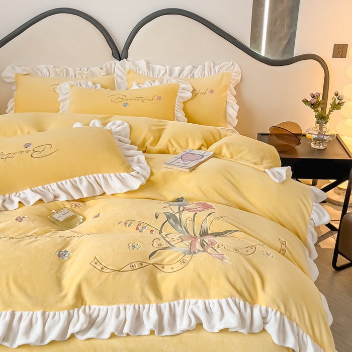 91家纺网 家纺一手货源 找家纺 凯美家居 2023新款牛奶绒刺绣四件套 温婉 亮黄