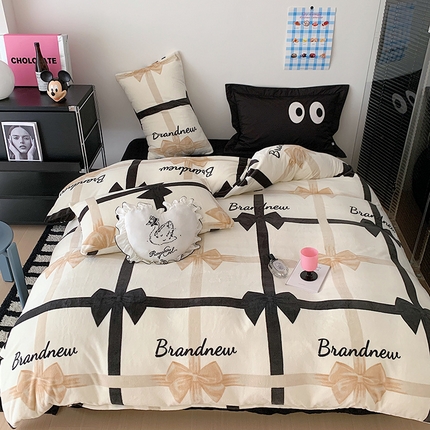 91家纺网 家纺一手货源 找家纺 （总）桃子家居 2023新款ins甜酷渐变字母y2k风高克重牛奶绒四件套