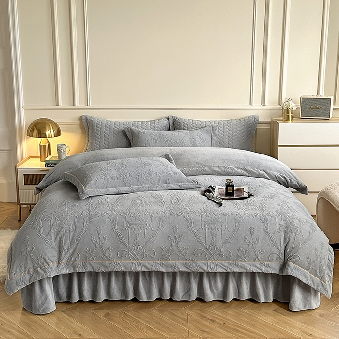91家纺网 家纺一手货源 找家纺 金艾草 2023新款牛奶绒立体雕花夹棉床盖四件套 雕花绒-深灰