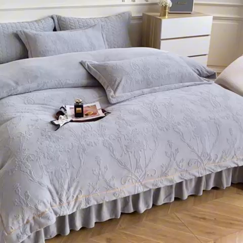 91家纺网 家纺一手货源 找家纺 金艾草 2023新款牛奶绒立体雕花夹棉床盖四件套 雕花绒-深灰