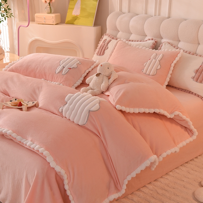 91家纺网 家纺一手货源 找家纺 艾米家居 2023新款秋冬牛奶绒刺绣花边四件套-幸运兔 玉色