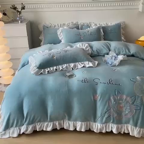91家纺网 家纺一手货源 找家纺 凯美家居 2023新款牛奶绒刺绣四件套 浪漫花语 浅蓝