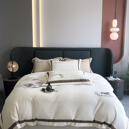 91家纺网 家纺一手货源 找家纺 （总）瑞雪家居 2023新款260克牛奶绒刺绣宽边四件套飞驰