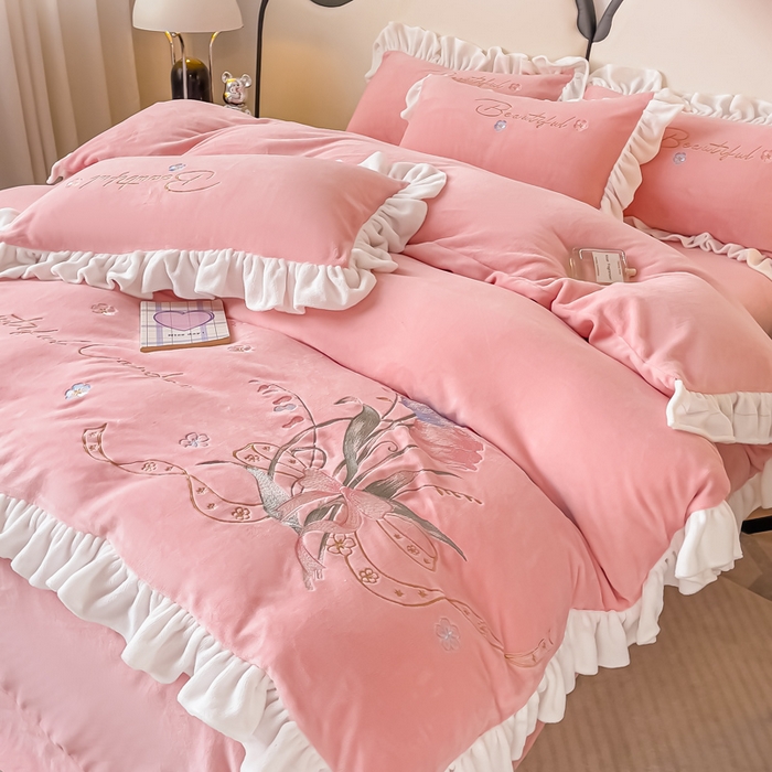 91家纺网 家纺一手货源 找家纺 凯美家居 2023新款牛奶绒刺绣四件套 温婉 粉玉