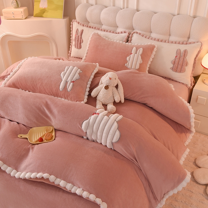 91家纺网 家纺一手货源 找家纺 艾米家居 2023新款秋冬牛奶绒刺绣花边四件套-幸运兔 豆沙