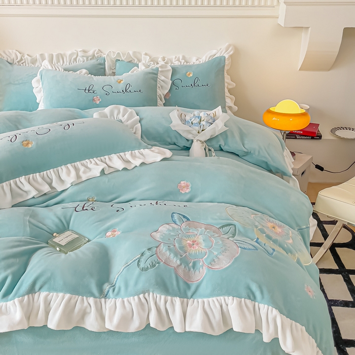 91家纺网 家纺一手货源 找家纺 凯美家居 2023新款牛奶绒刺绣四件套 浪漫花语 浅蓝