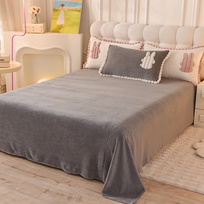 91家纺网 家纺一手货源 找家纺 艾米家居 2023新款秋冬牛奶绒刺绣花边四件套-幸运兔 灰色