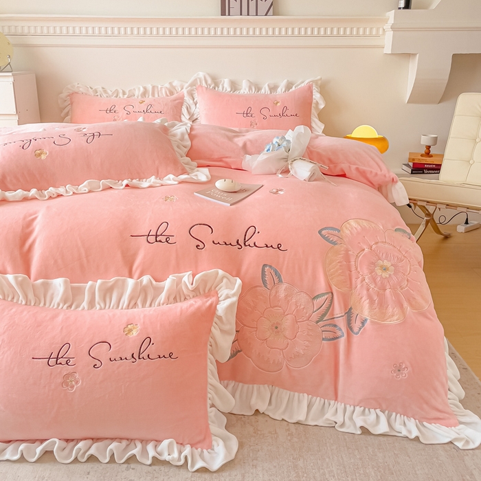 91家纺网 家纺一手货源 找家纺 凯美家居 2023新款牛奶绒刺绣四件套 浪漫花语 梦粉