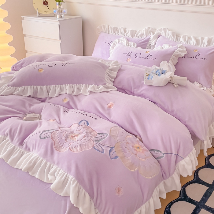 91家纺网 家纺一手货源 找家纺 凯美家居 2023新款牛奶绒刺绣四件套 浪漫花语 浅紫