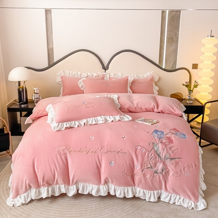 91家纺网 家纺一手货源 找家纺 凯美家居 2023新款牛奶绒刺绣四件套 温婉 粉玉