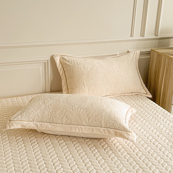 91家纺网 家纺一手货源 找家纺 金艾草 2023新款牛奶绒立体雕花夹棉床盖四件套 雕花绒-米黄色