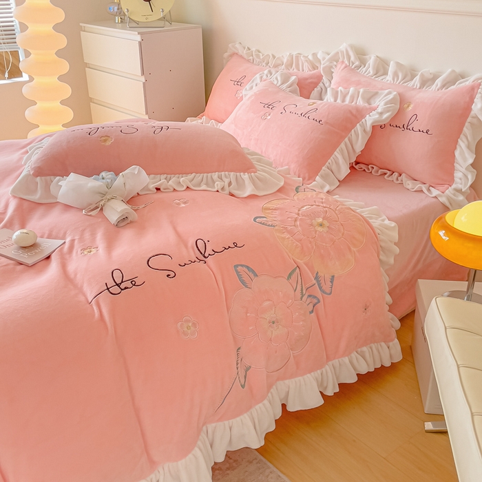 91家纺网 家纺一手货源 找家纺 凯美家居 2023新款牛奶绒刺绣四件套 浪漫花语 梦粉