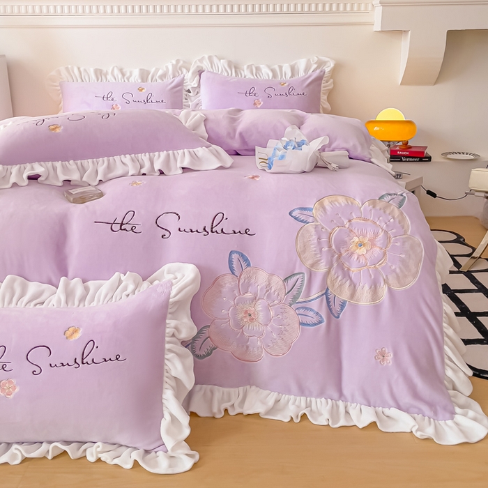 91家纺网 家纺一手货源 找家纺 凯美家居 2023新款牛奶绒刺绣四件套 浪漫花语 浅紫