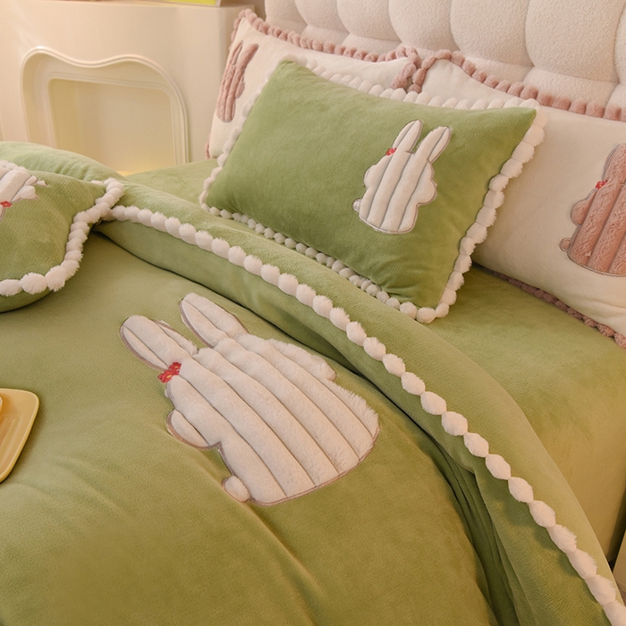 91家纺网 家纺一手货源 找家纺 艾米家居 2023新款秋冬牛奶绒刺绣花边四件套-幸运兔 果绿