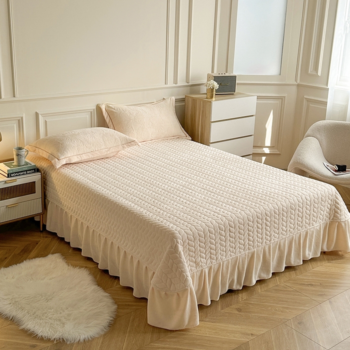 91家纺网 家纺一手货源 找家纺 金艾草 2023新款牛奶绒立体雕花夹棉床盖四件套 雕花绒-米黄色