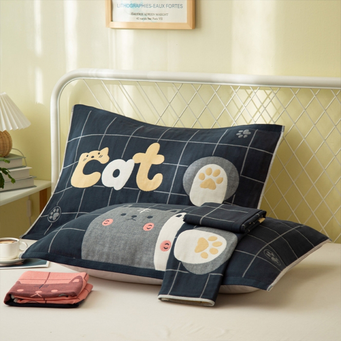 91家纺网 家纺一手货源 找家纺 朴尔家纺-毛巾被 2023新款卡通AB组合全棉四层纱布枕巾 两只小猫-藏青
