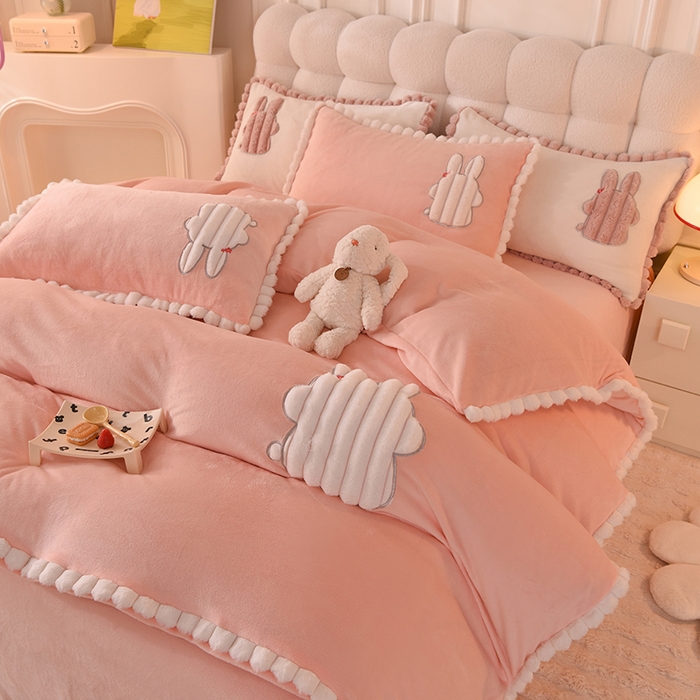 91家纺网 家纺一手货源 找家纺 艾米家居 2023新款秋冬牛奶绒刺绣花边四件套-幸运兔 玉色