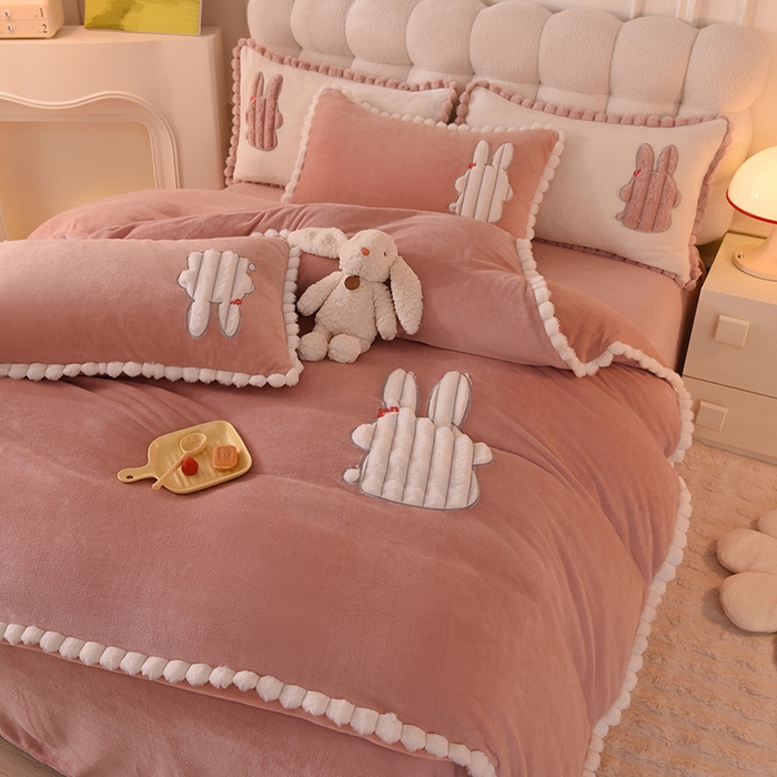 91家纺网 家纺一手货源 找家纺 艾米家居 2023新款秋冬牛奶绒刺绣花边四件套-幸运兔 豆沙