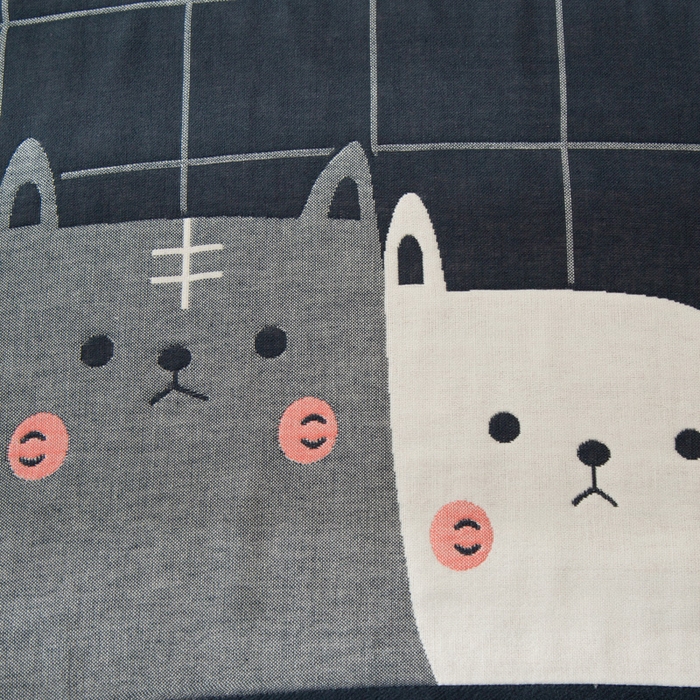 91家纺网 家纺一手货源 找家纺 朴尔家纺-毛巾被 2023新款卡通AB组合全棉四层纱布枕巾 两只小猫-藏青