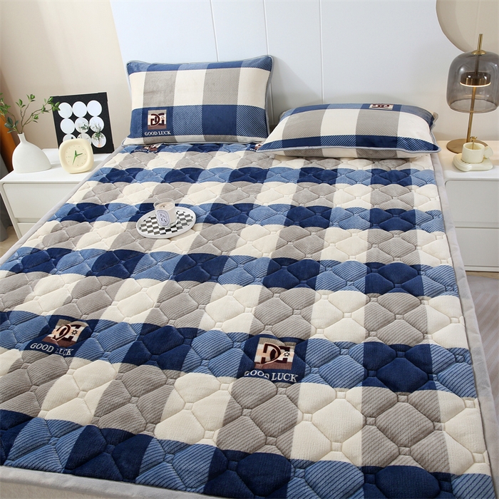 91家纺网 家纺一手货源 找家纺 东宇 2024年新款A类抗菌牛奶绒大床加厚床垫 格子蓝