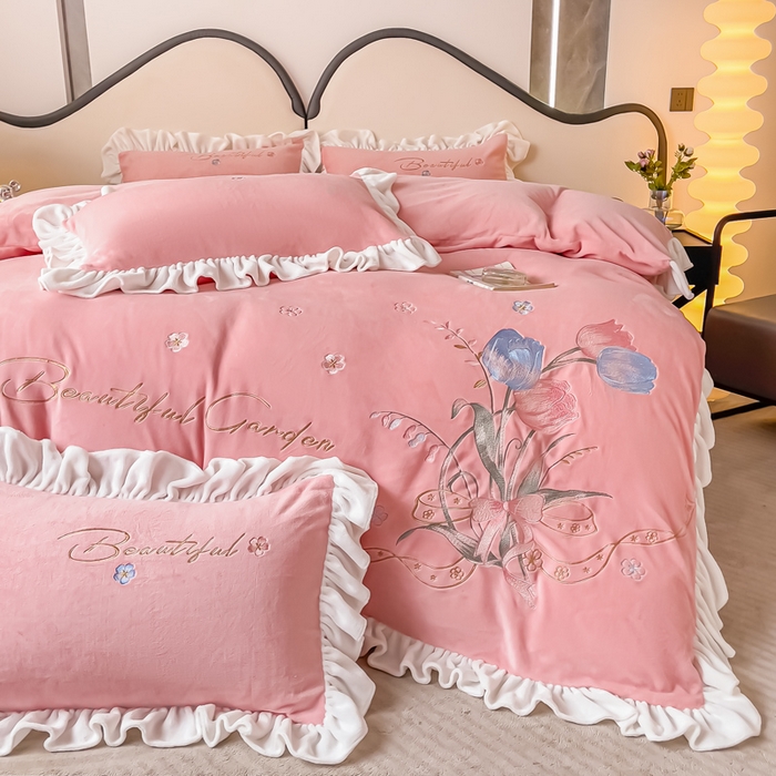 91家纺网 家纺一手货源 找家纺 凯美家居 2023新款牛奶绒刺绣四件套 温婉 粉玉