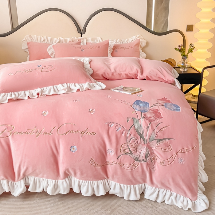 91家纺网 家纺一手货源 找家纺 凯美家居 2023新款牛奶绒刺绣四件套 温婉 粉玉