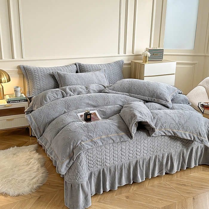 91家纺网 家纺一手货源 找家纺 金艾草 2023新款牛奶绒立体雕花夹棉床盖四件套 雕花绒-深灰