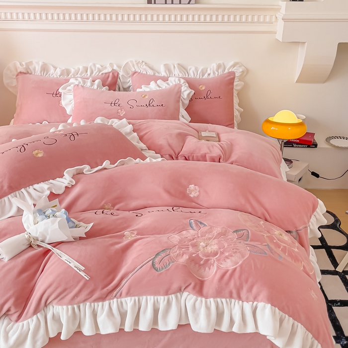 91家纺网 家纺一手货源 找家纺 凯美家居 2023新款牛奶绒刺绣四件套 浪漫花语 豆沙