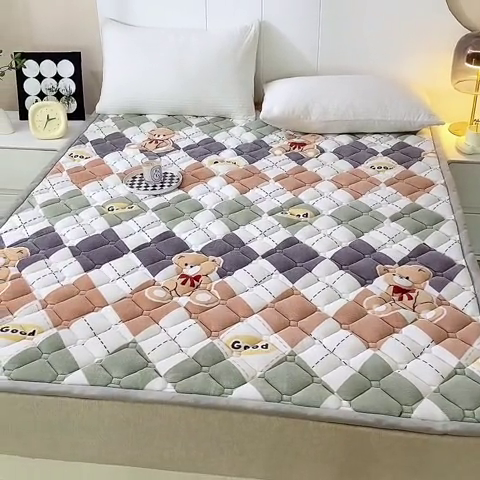 91家纺网 家纺一手货源 找家纺 东宇 2024年新款A类抗菌牛奶绒大床加厚床垫 格子熊