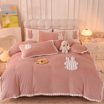 91家纺网 家纺一手货源 找家纺 （总）艾米家居 2023新款秋冬牛奶绒刺绣花边四件套-幸运兔