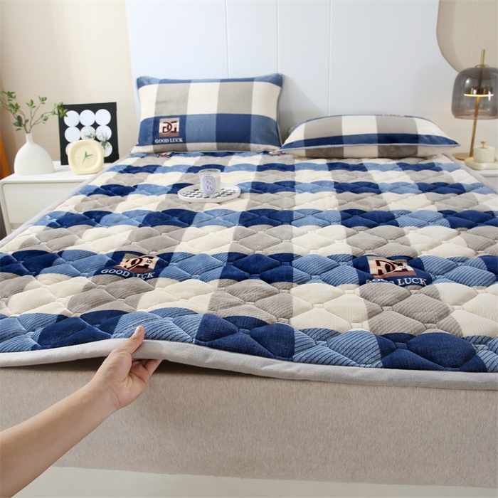 91家纺网 家纺一手货源 找家纺 东宇 2024年新款A类抗菌牛奶绒大床加厚床垫 格子蓝
