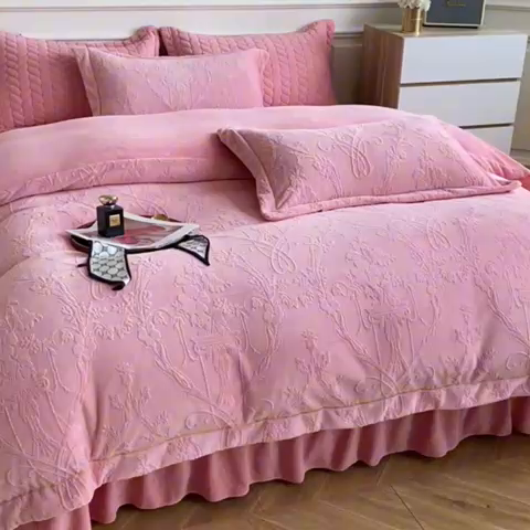 91家纺网 家纺一手货源 找家纺 金艾草 2023新款牛奶绒立体雕花夹棉床盖四件套 雕花绒-胭脂粉