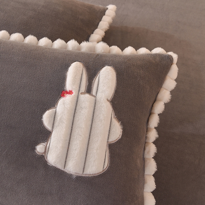 91家纺网 家纺一手货源 找家纺 艾米家居 2023新款秋冬牛奶绒刺绣花边四件套-幸运兔 灰色