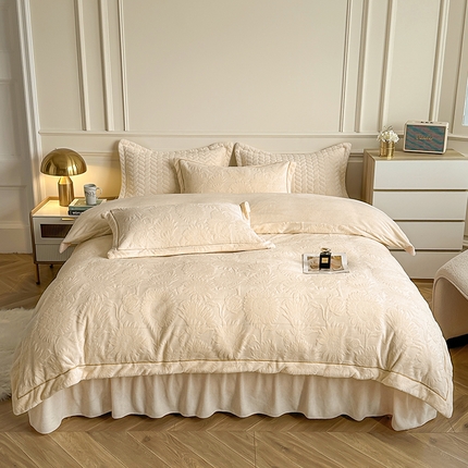 91家纺网 家纺一手货源 找家纺 金艾草 2023新款牛奶绒立体雕花夹棉床盖四件套 雕花绒-米黄色