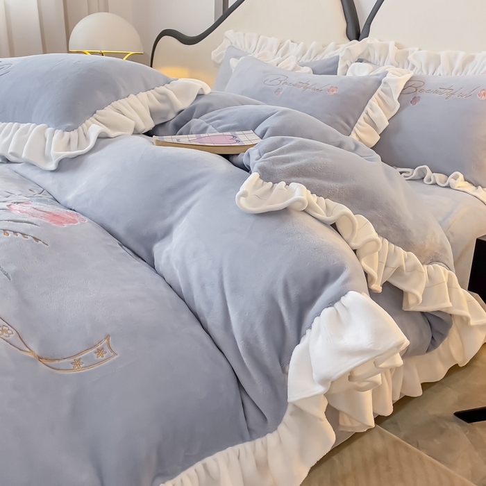 91家纺网 家纺一手货源 找家纺 凯美家居 2023新款牛奶绒刺绣四件套 温婉 灰蓝