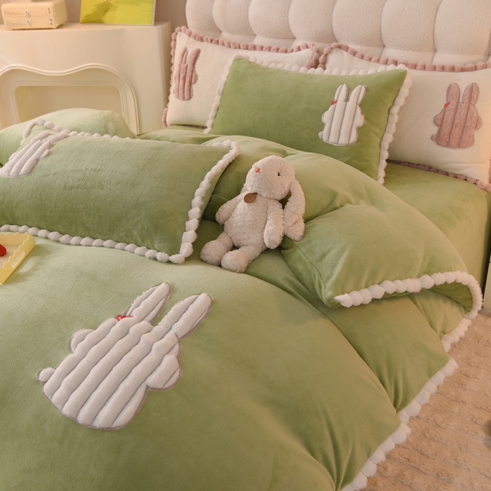 91家纺网 家纺一手货源 找家纺 艾米家居 2023新款秋冬牛奶绒刺绣花边四件套-幸运兔 果绿