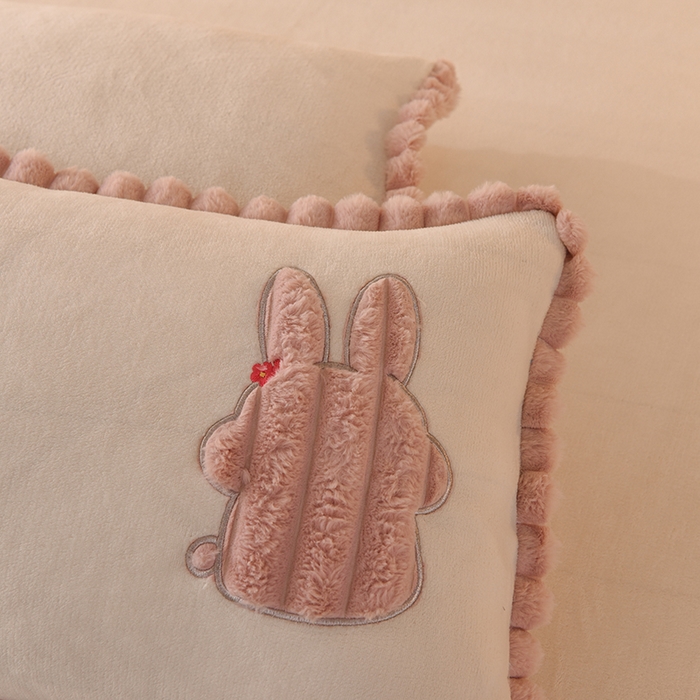 91家纺网 家纺一手货源 找家纺 艾米家居 2023新款秋冬牛奶绒刺绣花边四件套-幸运兔 白色