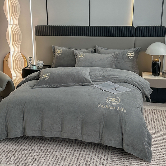 91家纺网 家纺一手货源 找家纺 羋多家纺 210g婴儿绒床盖三件套牛奶绒床裙刺绣四件套灰色